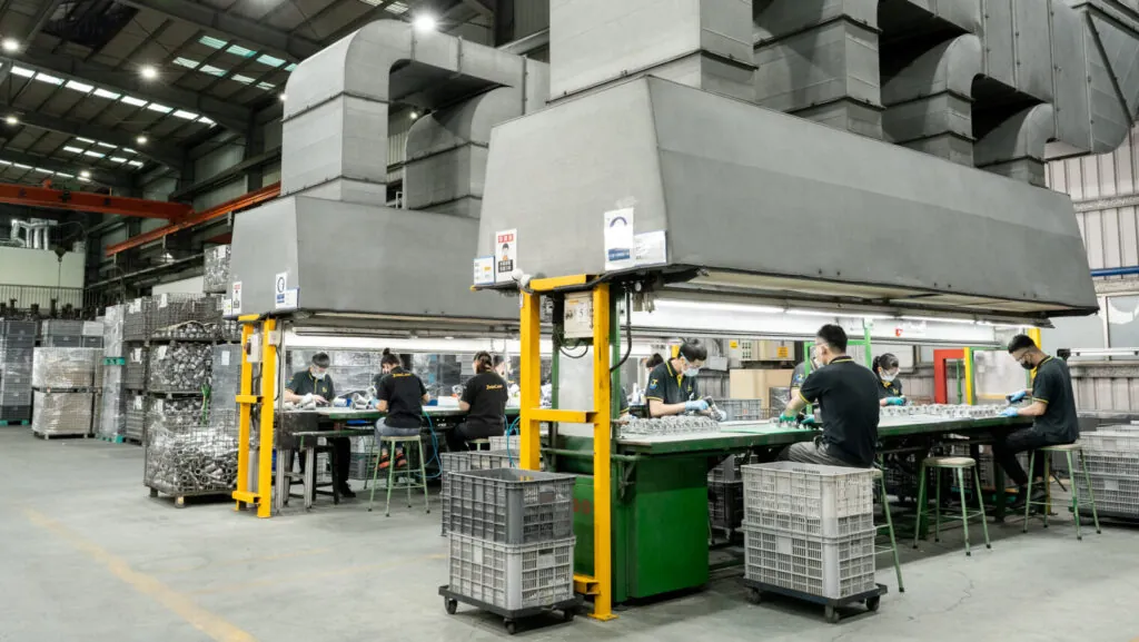 JoinCast 台灣一體化鋁合金壓鑄工廠中，由170人專業團隊執行品質檢測與精密組裝作業