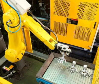 Fanuc 機械手臂自高壓鋁合金壓鑄設備中自動取出成品，確保穩定生產節拍