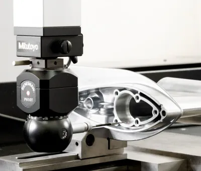 Mitutoyo 三次元量測儀（CMM）結合 Renishaw PH10T 探頭，對鋁合金壓鑄海事零件進行自動尺寸檢測，確保 ±0.01mm 精度