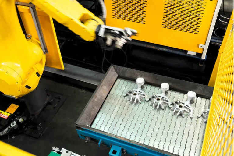 高壓鋁合金壓鑄設備結合 Fanuc 機械手臂，自動取件並維持穩定生產節拍