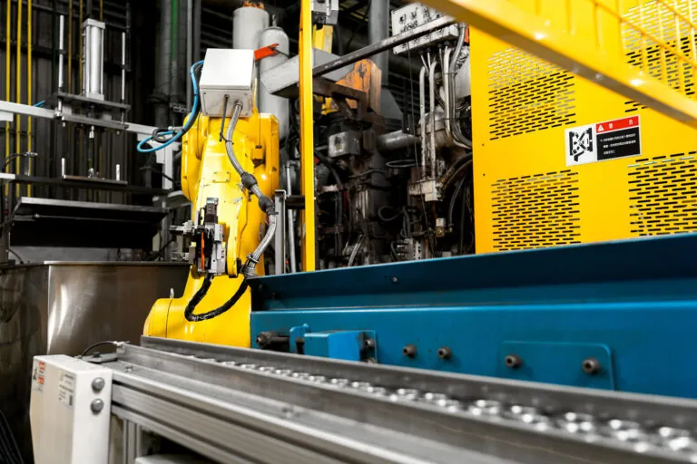 高壓鋁合金壓鑄設備結合 Fanuc 機械手臂，自動取件並維持穩定生產節拍