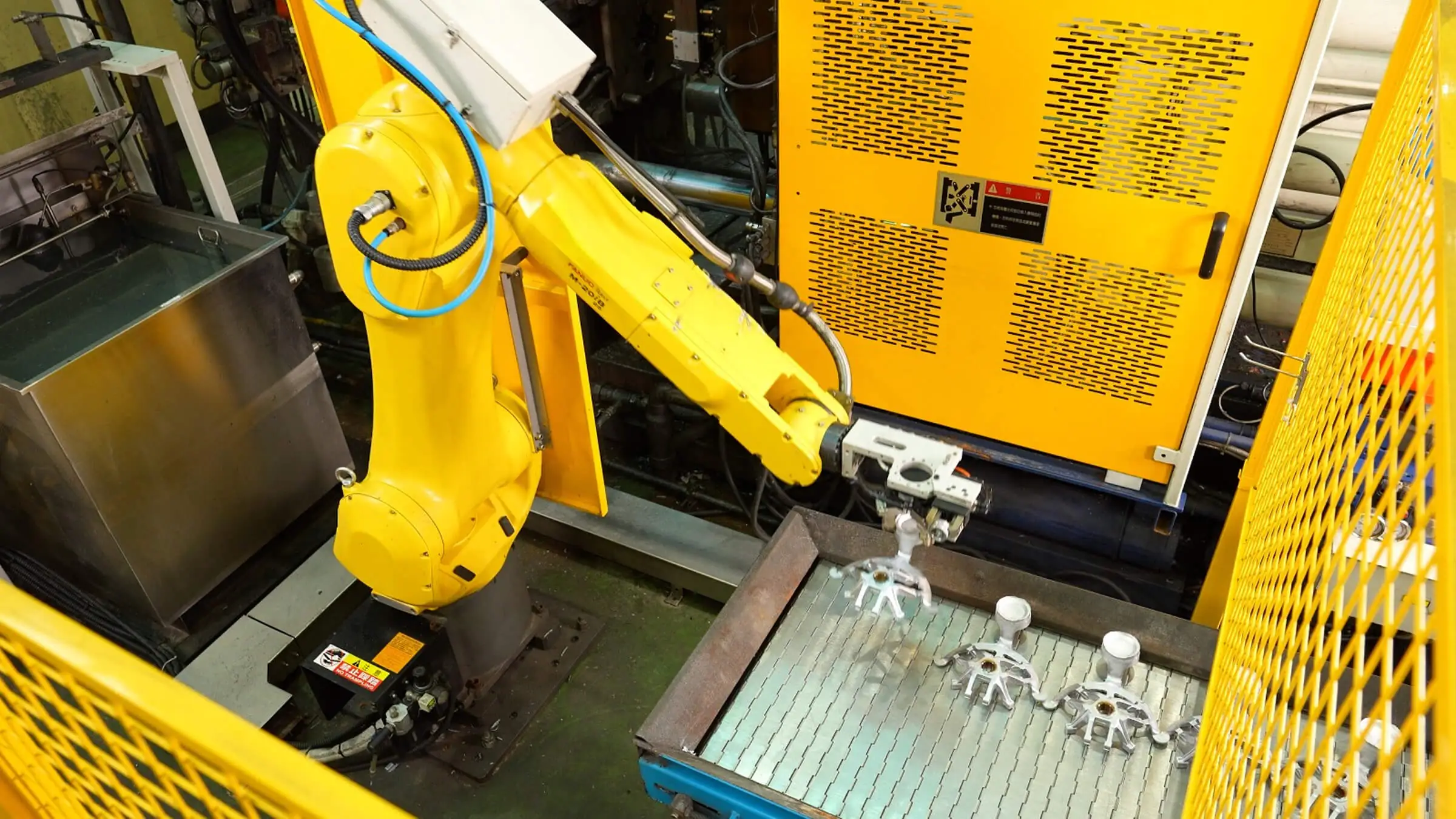 高壓鋁合金壓鑄設備結合 Fanuc 機械手臂，自動取件並維持穩定生產節拍