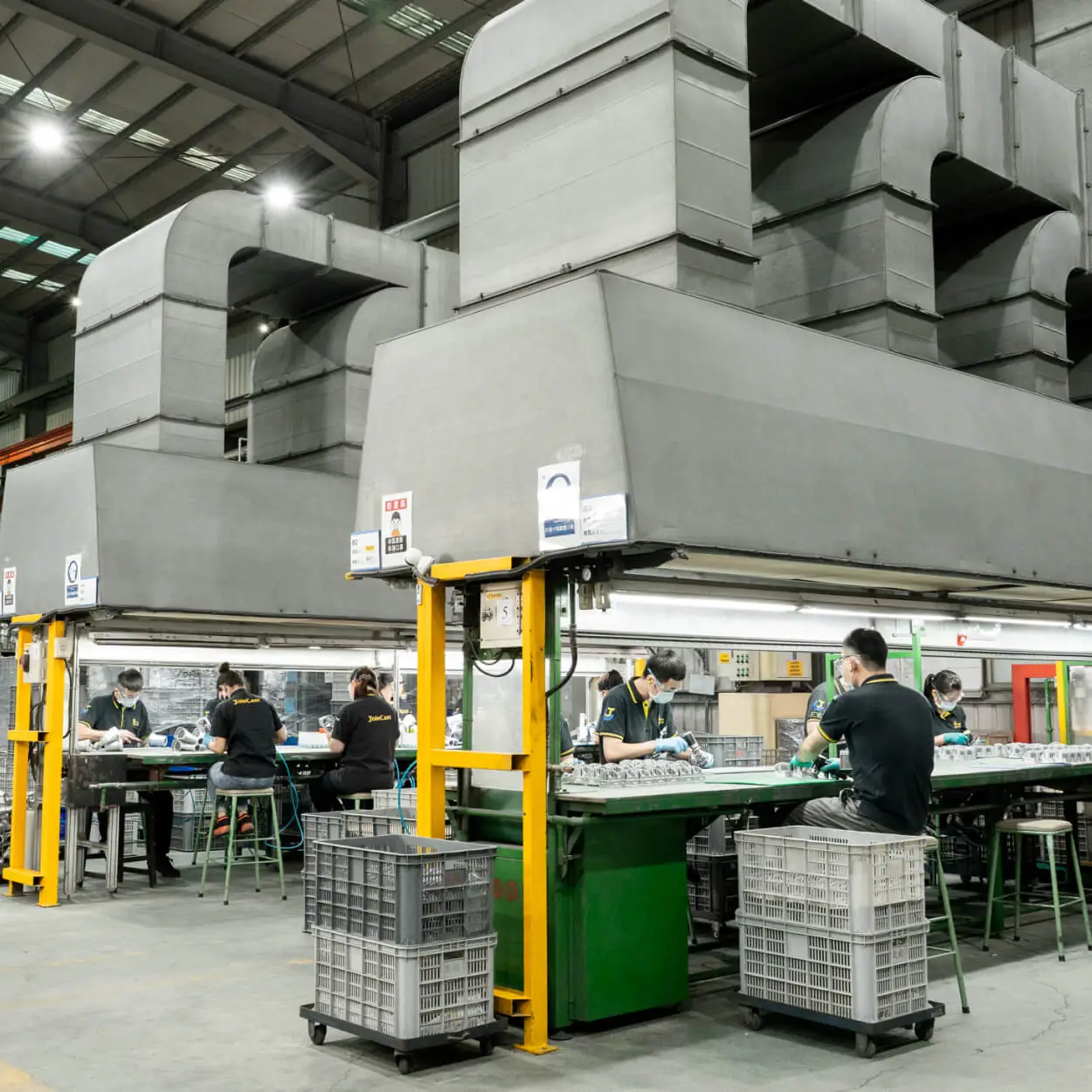 170人專業製造團隊於一體化鋁合金壓鑄工廠執行品質檢測與精密組裝作業