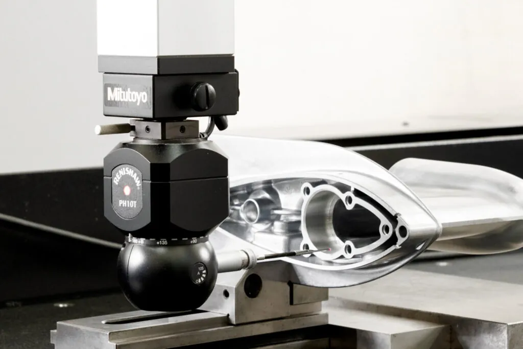 Mitutoyo 三次元量測儀（CMM）結合 Renishaw PH10T 探頭，對精密鋁合金壓鑄海事零件進行自動尺寸檢測