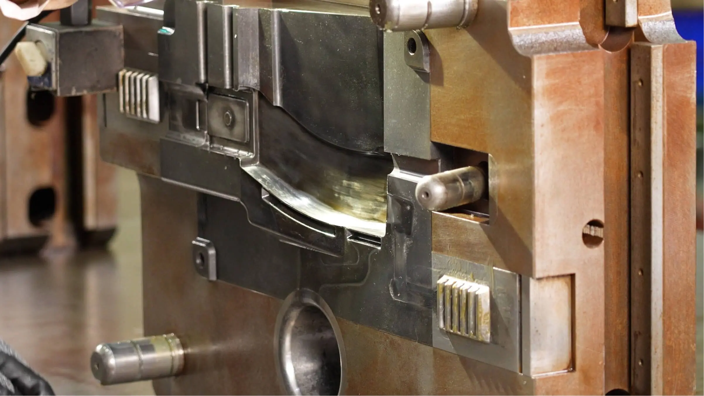 JoinCast 專業技術人員進行高壓鋁合金壓鑄模具精密維護與手動調整