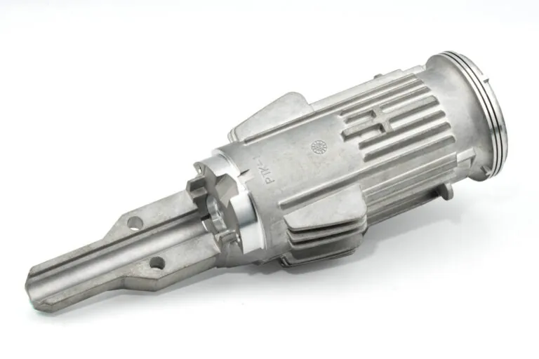 ADC-12 / A383 鋁合金壓鑄氣動工具內部馬達外殼，具備高結構強度與散熱鰭片設計