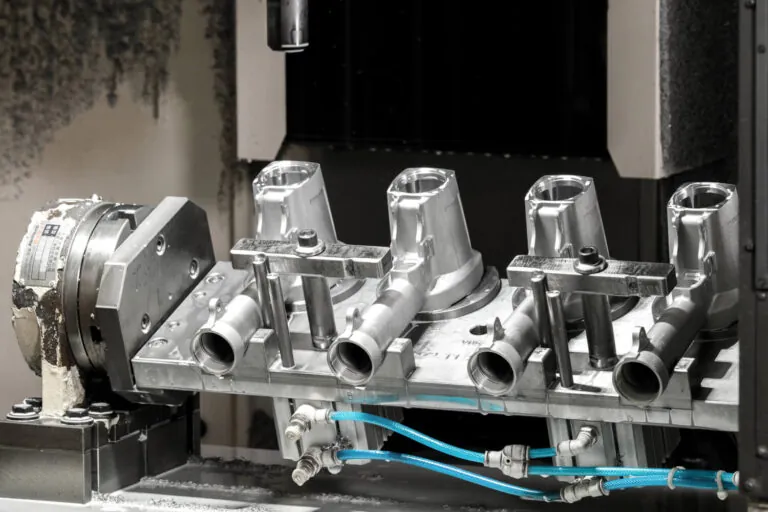 自動化機械手臂產線進行氣動工具本體二次CNC加工，達成 ±0.01mm 高精度公差要求