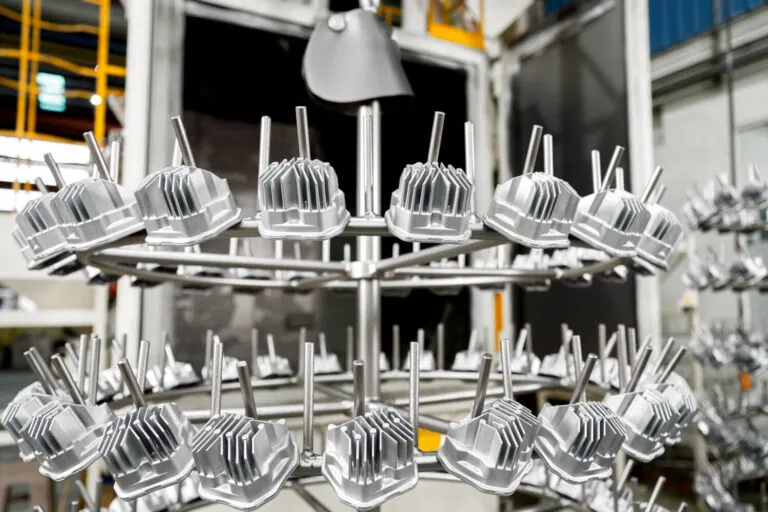 JoinCast 台灣工廠自動噴砂系統，提供鋁合金壓鑄零件均勻表面紋理與氧化層去除