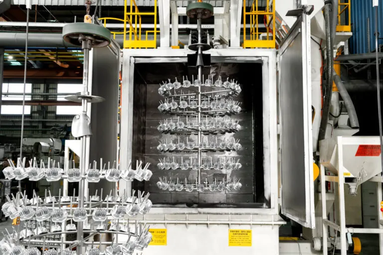 JoinCast 台灣工廠自動噴砂系統，提供鋁合金壓鑄零件均勻表面紋理與氧化層去除