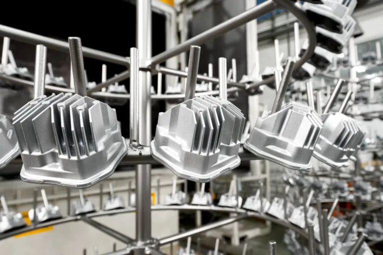 JoinCast 台灣工廠自動噴砂系統，提供鋁合金壓鑄零件均勻表面紋理與氧化層去除