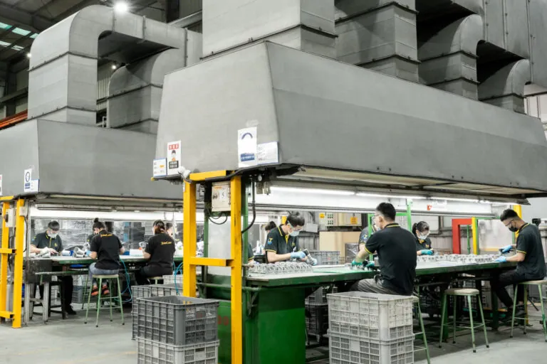 170人專業製造團隊於一體化鋁合金壓鑄工廠執行品質檢測與精密組裝