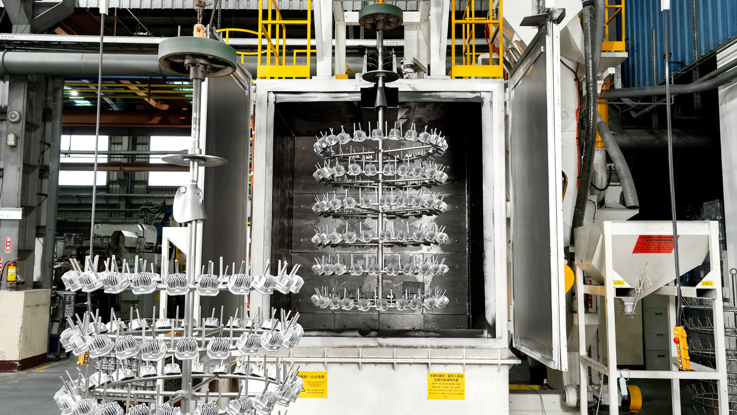 JoinCast 台灣工廠自動噴砂系統，提供鋁合金壓鑄零件均勻表面紋理與氧化層去除