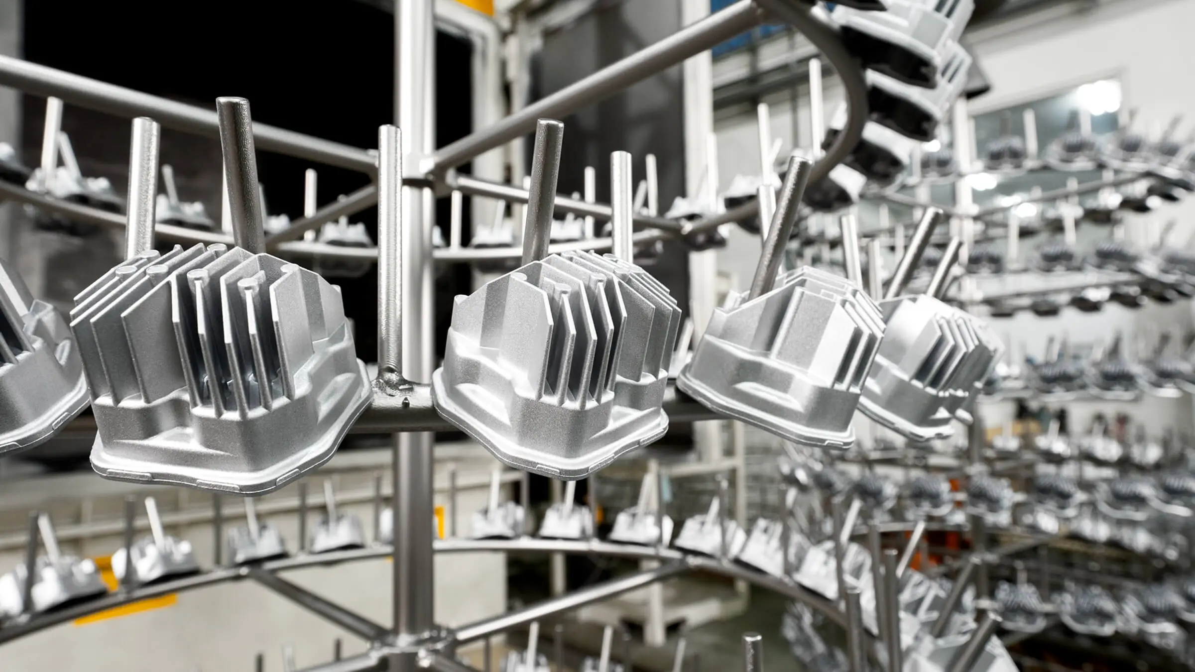 JoinCast 台灣工廠自動噴砂系統，提供鋁合金壓鑄零件均勻表面紋理與氧化層去除