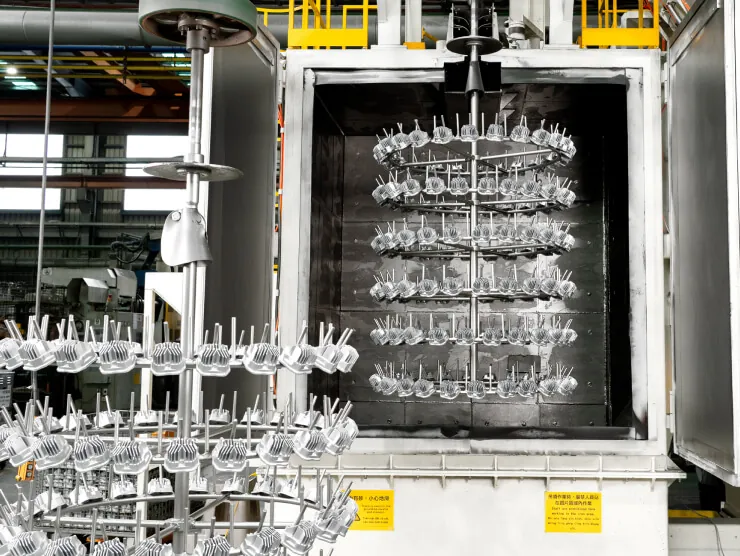 JoinCast 台灣工廠自動噴砂系統，提供鋁合金壓鑄零件均勻表面紋理與氧化層去除