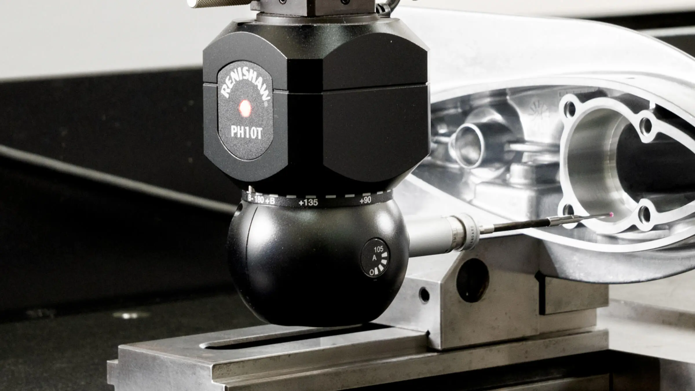 Mitutoyo 三次元量測儀（CMM）搭配 Renishaw PH10T 探頭，進行鋁合金壓鑄海事零件自動尺寸檢測
