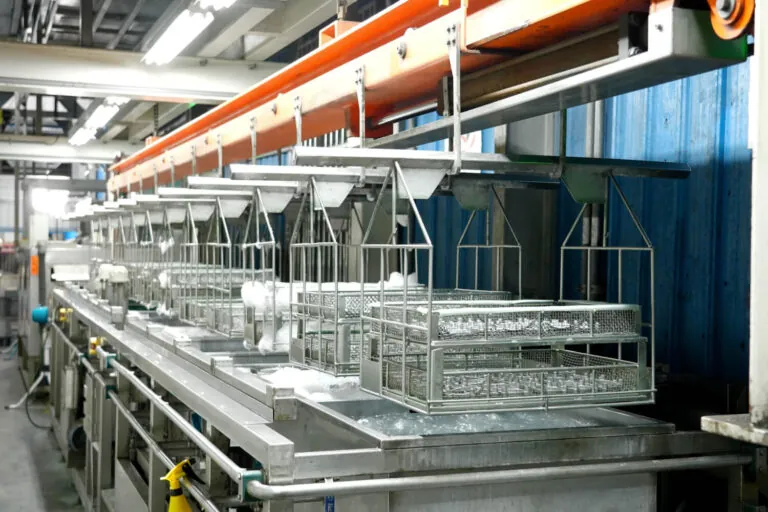 JoinCast 台灣工廠全自動表面處理產線，提供穩定藥液浸泡與均勻塗層加工