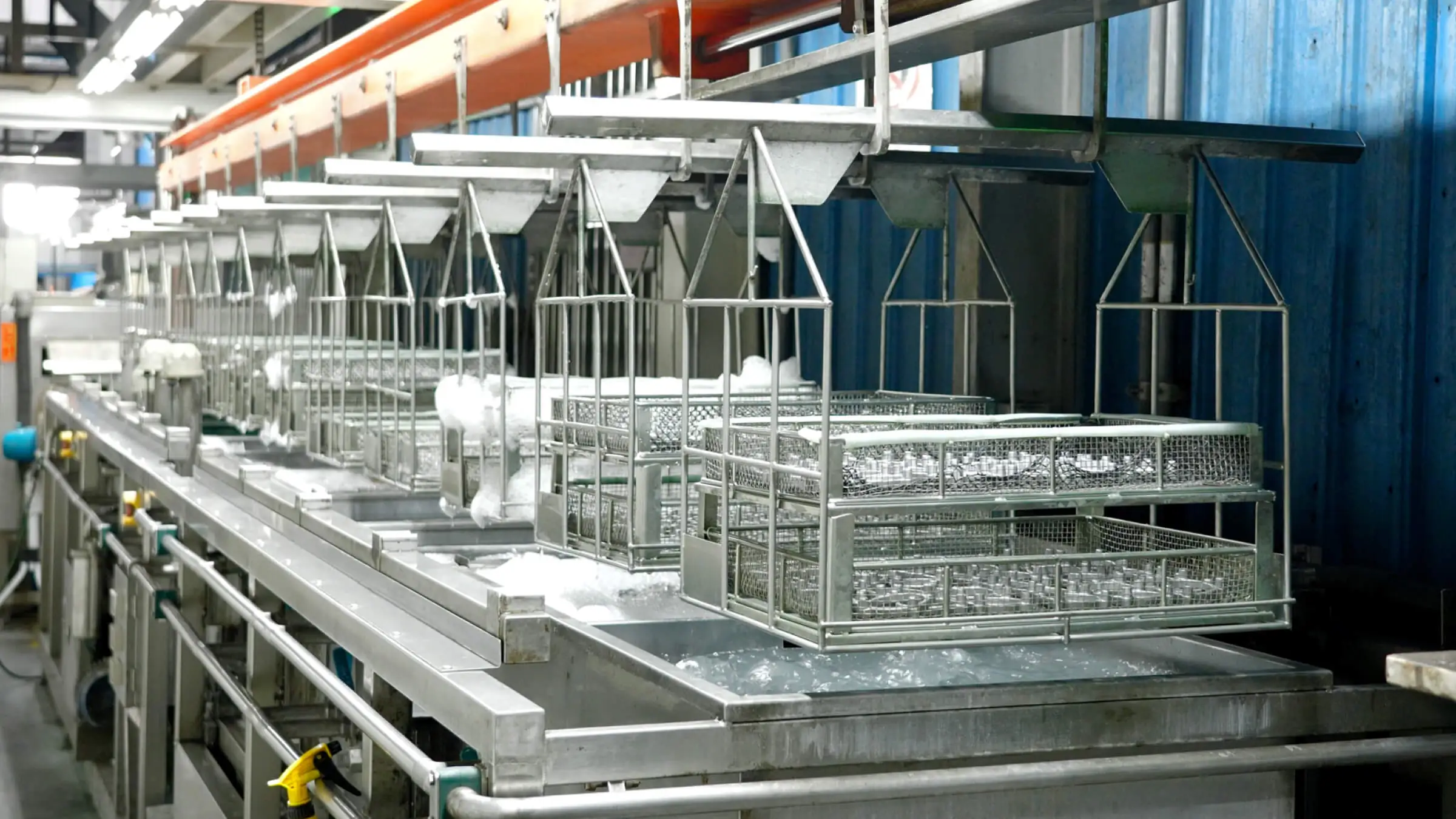 JoinCast 台灣工廠全自動表面處理產線，提供穩定藥液浸泡與均勻塗層加工