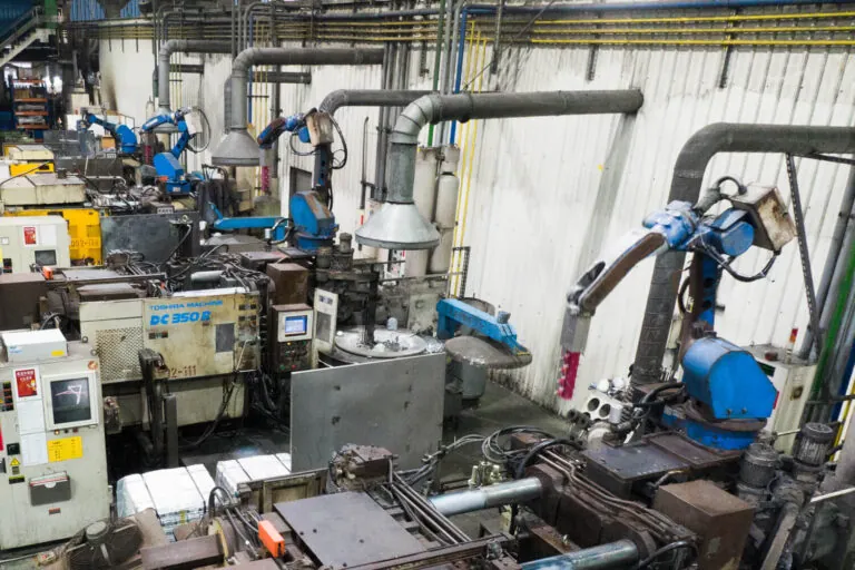 JoinCast 台灣自動化鋁合金壓鑄工廠全景，高壓冷室壓鑄機與機械手臂整合實現高效率生產