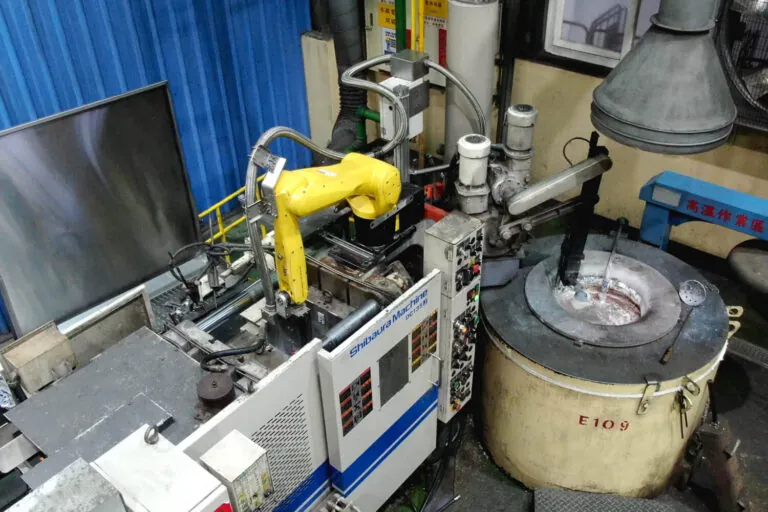 芝浦高壓鋁合金壓鑄機結合六軸機械手臂，自動澆料與精密金屬射出製程
