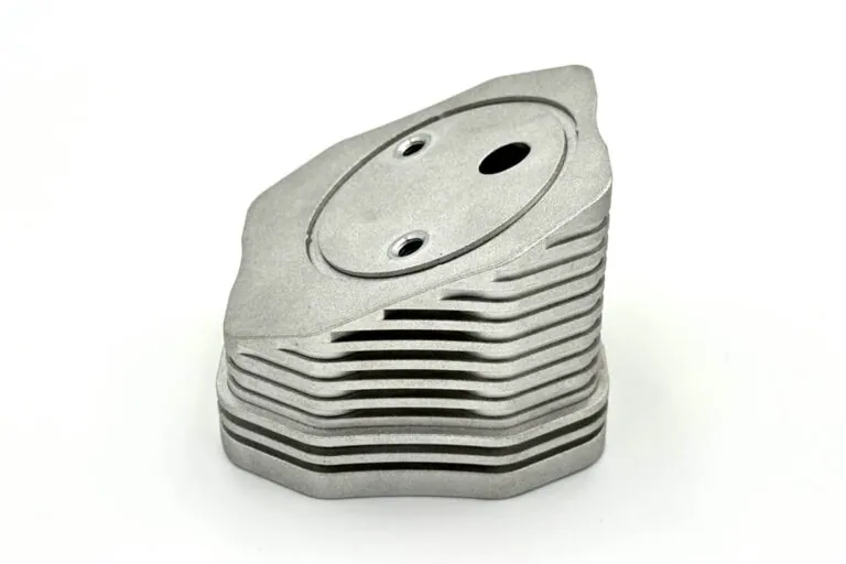 堆疊排列的 ADC-12 / A383 鋁合金壓鑄零件，具備複雜3D散熱鰭片設計，有效提升散熱表面積